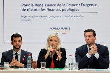 Jean-Philippe Tanguy, Marine Le Pen et Jordan Bardella lors de la présentation du budget du RN le 6 octobre 2026
