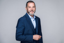 Fred Sirieix arrive sur M6 pour présenter la nouvelle émission "Alerte à l’hôtel" à partir du 15 octobre 2026.