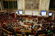 Des députés applaudissent après le vote de la loi-cadre sur les violences sexuelles et sexistes à l'Assemblée nationale le 13 octobre