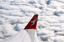 Un avion de la compagnie Qantas au-dessus des nuages (illustration).