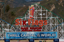 Un panneau est affiché à l'entrée de Six Flags Magic Mountain le 6 mars 2026 à Valencia, en Californie.