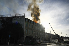 Un bâtiment proche de la gare d'Austerlitz à Paris en feu, le 14 octobre 2026.
