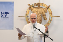 Le pape Léon XIV lors de sa visite à la Maison Bakhita, samedi 26 septembre, à Paris.