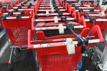 Des caddies dans un magasin Auchan