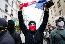 Un manifestant brandit un drapeau de la Fédération française de rugby lors d'une manifestation de lycéens à Paris, le 13 octobre 2026,