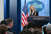 La nouvelle porte-parole de la Maison Blanche, Katie Zacharia, tient son premier point presse à la Maison Blanche, à Washington, le 13 octobre 2026.