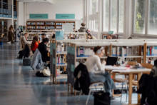 Des étudiants à la bibliothèque universitaire du campus Valrose de Nice