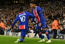 Ousmane Dembélé et Désiré Doué lors de la victoire du PSG contre Manchester City en Ligue des champions, le 14 octobre 2026 à l'Ethiad Stadium.