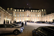 Des personnes quittent le palais de l'Élysée en voiture, le 30 janvier 2018 (illustration).