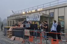 Des étudiants bloquent l'école de commerce d'HEC à Jouy-en-Josas, le 15 octobre 2026.