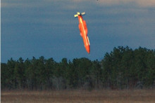 Photo d'archive datée du 11 mars 2003, fournie par l'armée de l'air américaine, montre le prototype de la bombe GBU-43/B « Massive Ordnance Air Blast » quelques instants avant son impact, dans un lieu tenu secret.