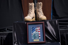 Une stèle en hommage au sergent-chef Carlos Lazaney-Rodriguez lors d'une cérémonie commémorative à Fort Hood, le 9 avril 2014, au Texas.