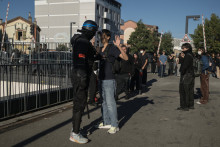 Un policier face à un lycéen le 15 octobre à Toulouse