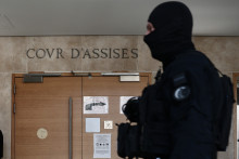 Un membre des Équipes régionales d'intervention et de sécurité (ERIS) monte la garde à l'intérieur du tribunal à Aix-en-Provence, le 23 mars 2026.