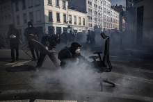 Des manifestants se tiennent au milieu des gaz lacrymogènes tirés par la police anti-émeute lors d'une manifestation de lycéens à Lyon, le 13 octobre 2026.