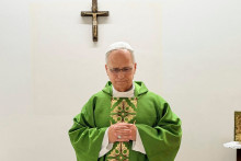 Le pape le 16 octobre 2026 célébrant une messe à l'hôpital universitaire Gemelli de Rome le 16 octobre 2026.