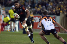 Le joueur des Sharks Hyron Andrews (à gauche) lors du match de Super Rugby opposant les ACT Brumbies aux Coastal Sharks sud-africains, à Canberra, le 22 juin 2019.