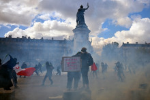 Du gaz lacrymogène place de la République à Paris, le 17 octobre 2026