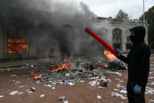 Un manifestant réagit en voyant l'office de tourisme de Lyon incendié lors d'une manifestation contre le « coût élevé de la vie », à Lyon, dans le sud-est de la France, le 17 octobre 2026.
