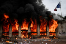 Le 17 octobre 2026, à Lyon, dans le sud-est de la France, l'office du tourisme est incendié par des manifestants lors d'une manifestation