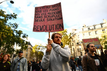 Un manifestant défile boulevard Voltaire à Paris le 17 octobre 2026