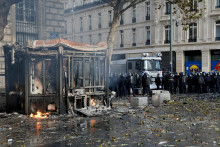 Un kiosque incendié sur la place de la République à Paris en marge des manifestations du 17 octobre 2026.
