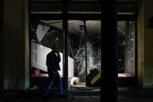 Un magasin vandalisé à Paris en marge des manifestations du 17 octobre 2026.