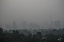Le ciel de Kuala Lumpur tout brumeux en raison des feux de forêt qui sévissent en Indonésie en octobre 2026.