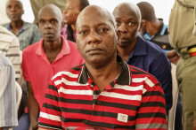 Paul Mackenzie, qui se proclame pasteur, assiste à sa comparution devant le tribunal de Mombasa le 19 octobre 2026.