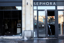 Une boutique Séphora pillée pendant la mobilisation du 17 octobre, à Lille.