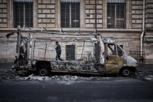 Une voiture calcinée rue Yves Toudic à Paris le 17 octobre 2026