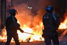 Des policiers se tiennent devant un incendie rue du Faubourg du Temple à Paris le 18 octobre 2026