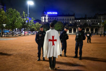 Des policiers contrôlent une personne lors d'un couvre-feu partiel à Lyon, le 19 octobre 2026, après que les manifestations ont dégénéré dans le week-end.