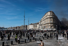 Des manifestants à Marseille, le 17 octobre 2026
