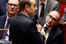 Le ministre de l'Intérieur, Laurent Núñe écoute le Premier ministre, Sébastien Lecornu, lors d'une séance de questions au gouvernement à l'Assemblée nationale, la chambre basse du Parlement français, à Paris, le 20 octobre 2026.