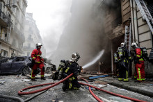 Les forces de secours sont encore en cours d'intervention, dans la rue de Trévise (IXe arrondissement de Paris), samedi 12 janvier 2019