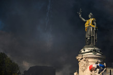 La statue de la place de la République alors que des affrontements éclataient lors d'une manifestation contre la vie chère, à Paris, le 17 octobre 2026.