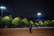 Un policier lors du couvre-feu à Lyon, le 19 octobre 2026