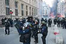 Un membre du Corps républicain de sécurité (CRS) tient un lance-roquettes Cobra de 40 mm lors d'une manifestation non autorisée dans le centre de Paris, le 18 octobre 2026.
