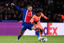 Le Parisien Lucas Hernandez au duel avec Lamine Yamal contre le FC Barcelone en Ligue des champions, le 20 octobre 2026 au Parc des Princes.