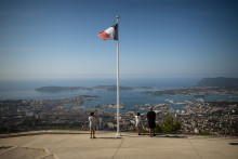 Vue de la ville et du port militaire de Toulon depuis le mémorial du Mont-Faron, à Toulon, dans le sud-est de la France, le 5 août 2024