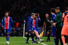 Le Parisien Khvicha Kvaratskhelia sort sur blessure contre le FC Barcelone en Ligue des champions, le 20 octobre 2026 au Parc des Princes.