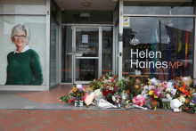 Des gerbes de fleurs ont été déposées devant les bureaux de la députée australienne Helen Haines, gravement blessée lors d'une attaque « ciblée » à Wangaratta, le 21 octobre 2026.