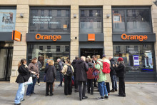 Les clients Orange sans réseau se ruent dans les boutiques Orange comme ici à Saint-Lazare (Paris).