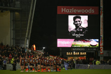 Les joueurs observent une minute de silence en hommage à Hyron Andrews avant le match opposant Gloucester à Bordeaux-Bègles, au stade Kingsholm de Gloucester, le 16 octobre 2026.