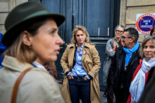 La secrétaire générale CFDT, Marylise Léon (au centre), la secrétaire générale CGT, Sophie Binet (à gauche), ainsi que d’autres responsables syndicaux après une réunion avec la Première ministre, à Paris, le 21 octobre 2026.