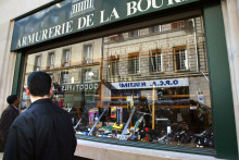 Des passant regardent la vitrine de l'armurerie de la Bourse (illustration)