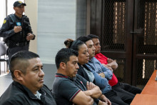 Les anciens policiers Angel Roquel, Jeremias Jacobo, Yarleni Macario, Mauricio Contreras et Fredy Velasquez devant la cour