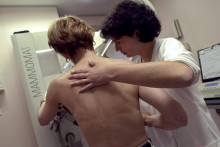 Une femme effectue une mammographie