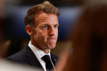 Le président français Emmanuel Macron s'adresse aux médias le 21 octobre 2026.